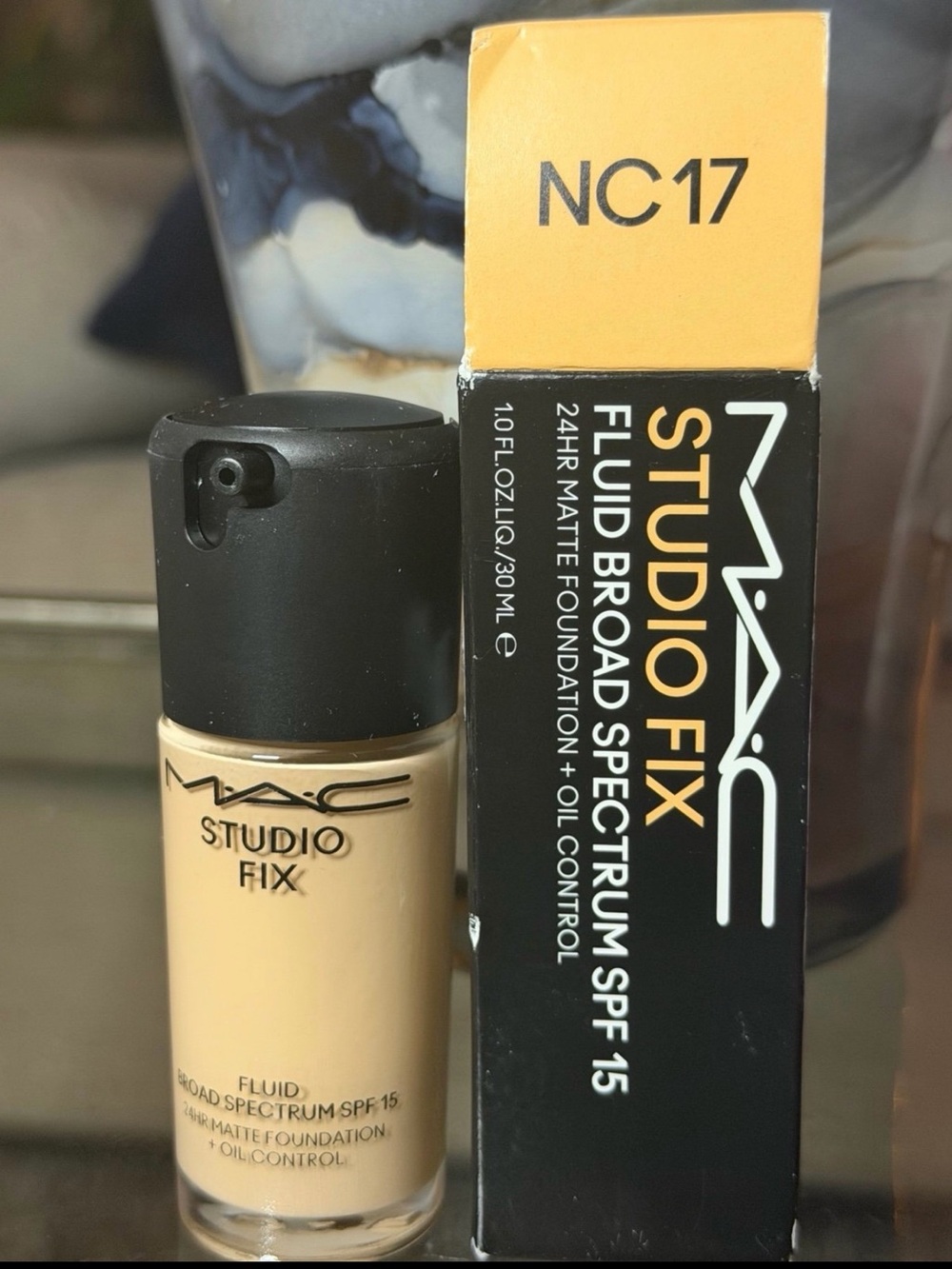 NC17-MAC Studio Fix Fluid Foundation NC17 - Light Beige